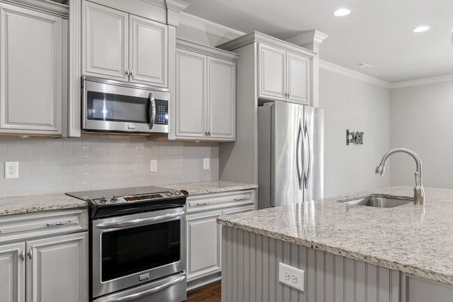 Building Photo - 1444 Channing Dr