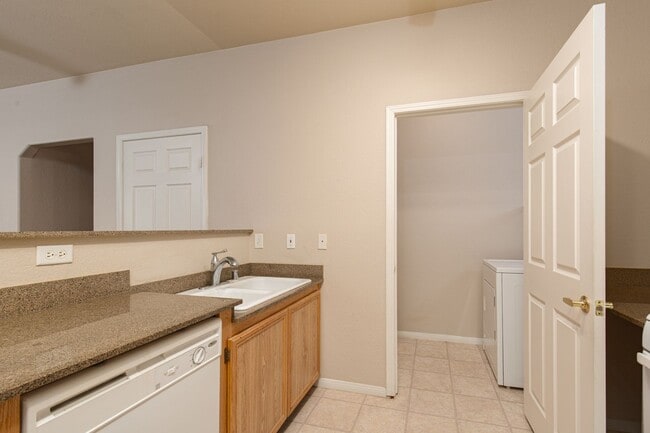 Building Photo - Ground floor one bedroom in luxury gated S...