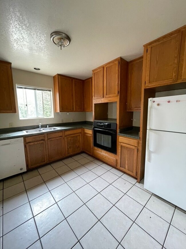 Building Photo - 850 Camino Lindo