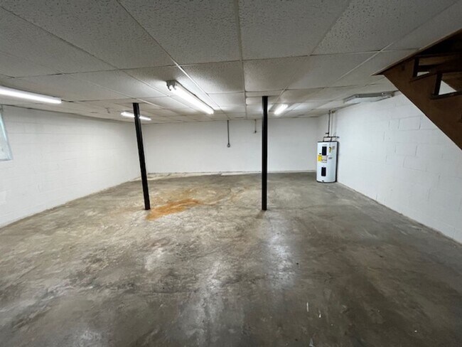 Building Photo - Updated 3 bed 2 bath house with yard and b...