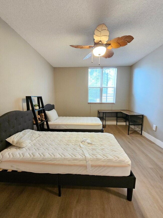Building Photo - 780 S Sapodilla Ave