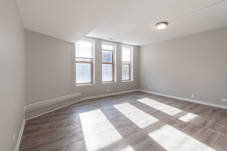 Building Photo - 745 W Gordon Ter