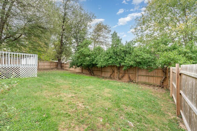 Building Photo - Spacious 3 bedroom Split level