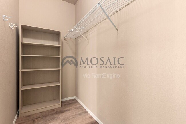 Building Photo - 6118 E Valley View Dr