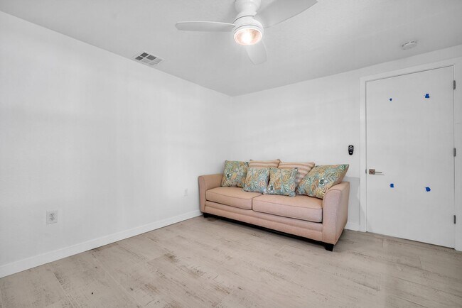 Building Photo - Beautiful home in quiet neighborhood