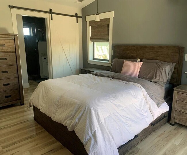 Building Photo - 1323 Dogwood Dr