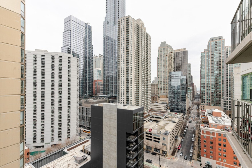 Building Photo - 77 W Huron St