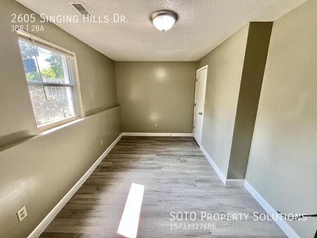 Building Photo - 2605 Singing Hills Dr
