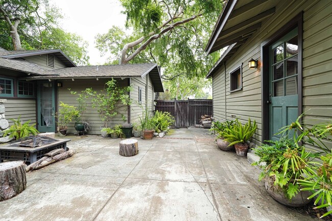 Building Photo - COMING SOON!!! BEAUTIFUL HISTORIC HOME LOC...