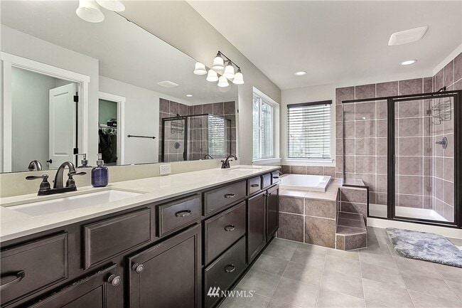Master bedroom washroom - 3935 Highlands Blvd