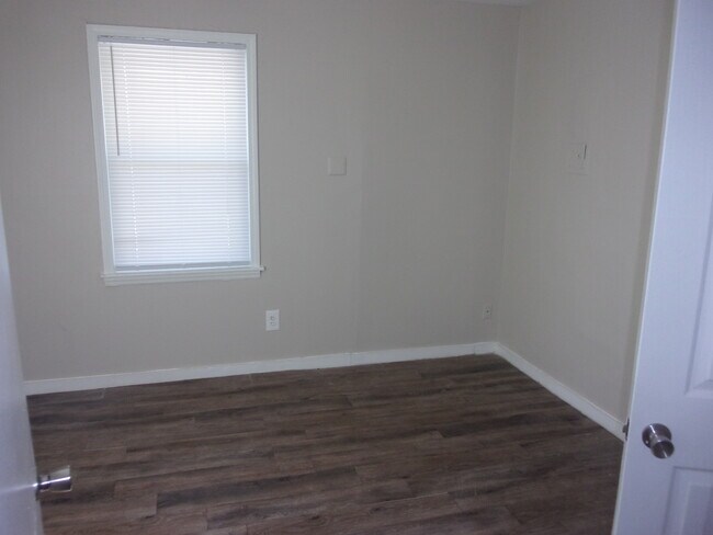 Building Photo - 1290 N McNeil St