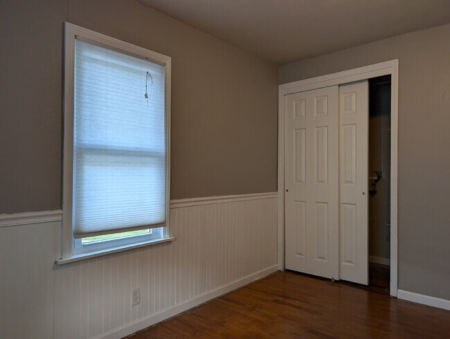 Building Photo - Beautiful 5 Bedroom 2 Bathroom Neenah Lake Home