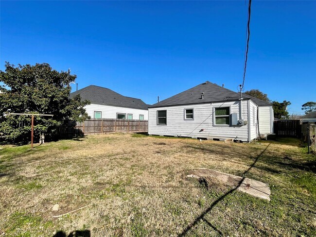 Building Photo - 4504 Kingsbury St