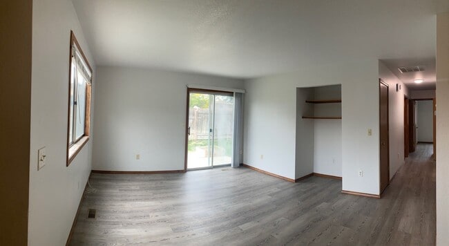 Building Photo - Duplex In Quiet Neighborhood