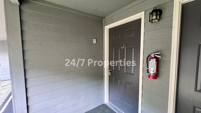 Building Photo - Upper Level 2 BD | 1 BA Apartment w/ Willa...