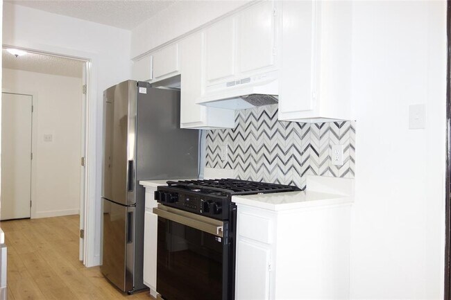 Building Photo - 1106 August Dr