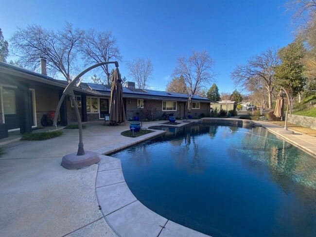 Building Photo - Beautiful 2 Bedroom/2 Bathroom Home with a Great Room, Fireplace and access to shared swimming pool