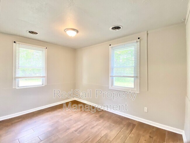 Building Photo - 323 Roane Dr