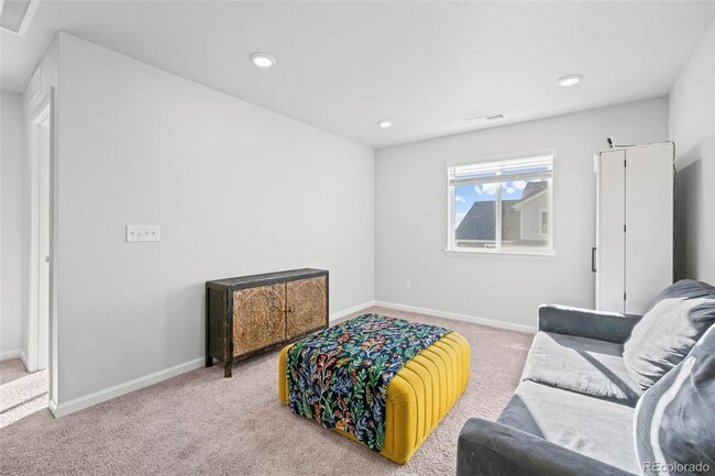 Building Photo - Windsor Home