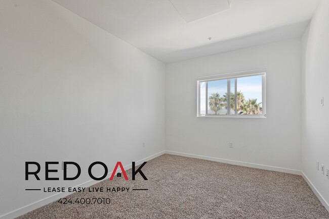 Building Photo - Stunning One Bedroom with Central Heat and...