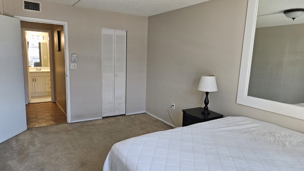 Building Photo - 16851 NE 23rd Ave