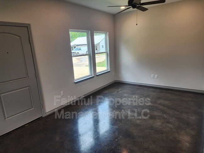 Building Photo - 405 N Logan Ln