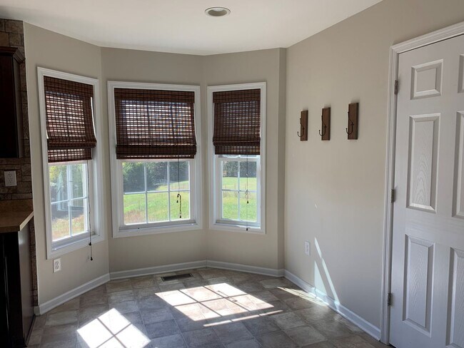 Building Photo - 4 Bedroom House in Madison Heights