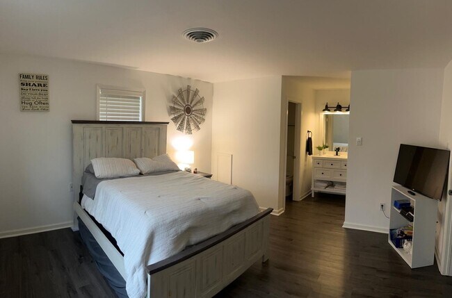 Building Photo - 913 Prentice Ln