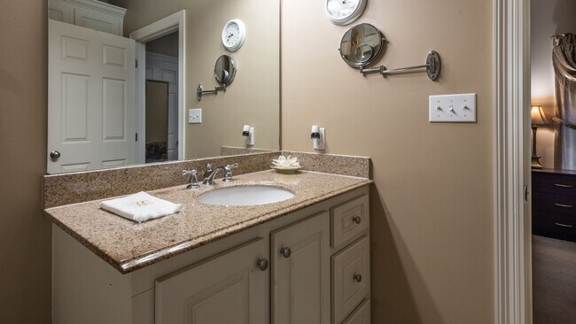 Building Photo - Woodshire Duplexes & Townhomes