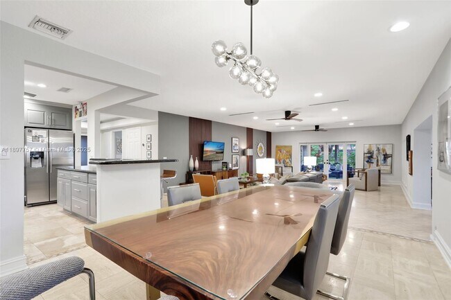 Building Photo - 1128 W Cypress Dr