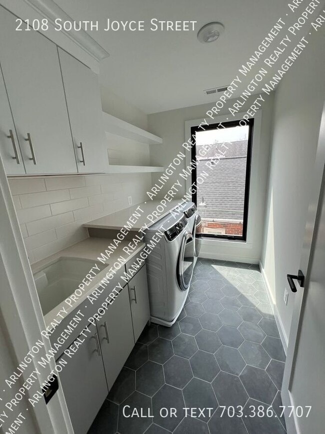 Building Photo - 2108 S Joyce St