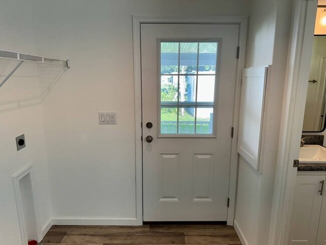 Building Photo - 887 E Colonial Cir