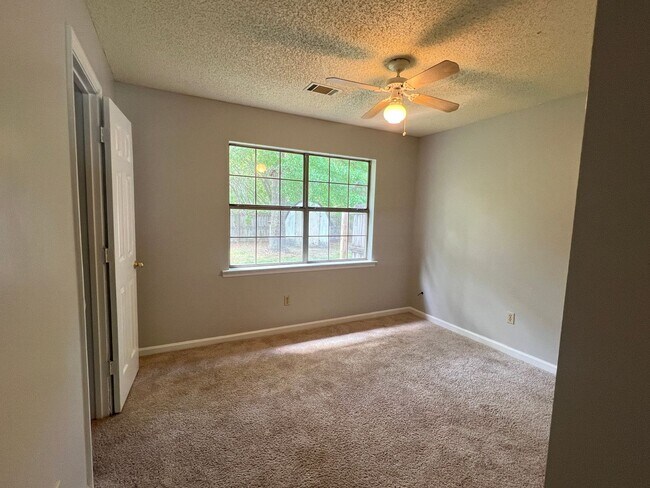 Building Photo - AVAILABLE LATE NOVEMBER (Small Pets Only)