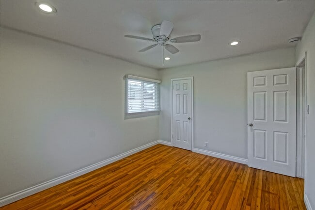 Building Photo - CHARMING, BRIGHT & AIRY HOME ON LARGE CORN...