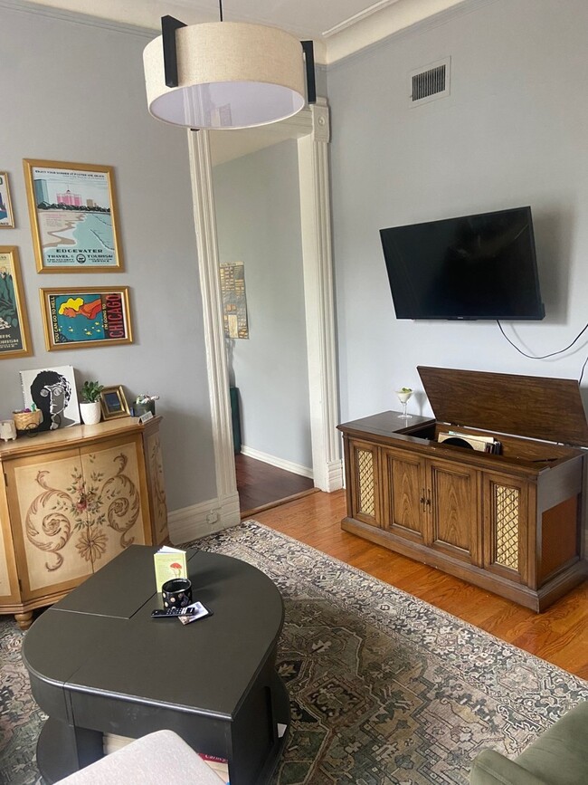 Building Photo - 955 W Dickens Ave