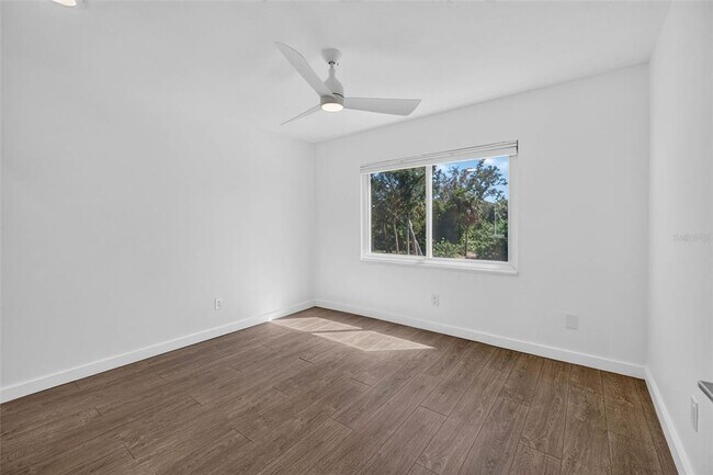 Building Photo - 1300 Pleasant Way S