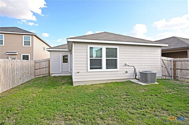 Building Photo - 512 Dakota Crk