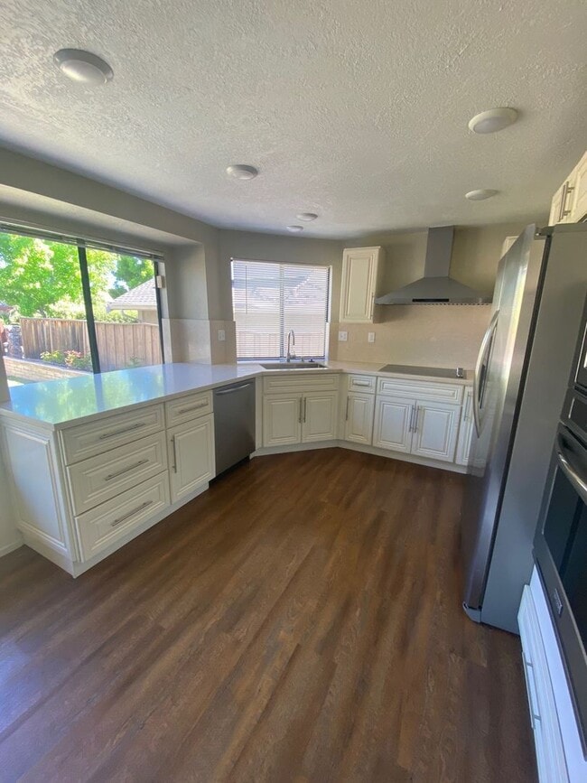Building Photo - Large 4 Bedroom / 2.5 Bath House in Foster...
