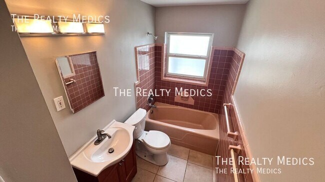 Building Photo - 904 Hall St