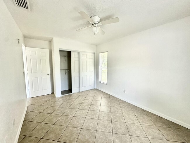 Building Photo - 5106 Sanibel Ave