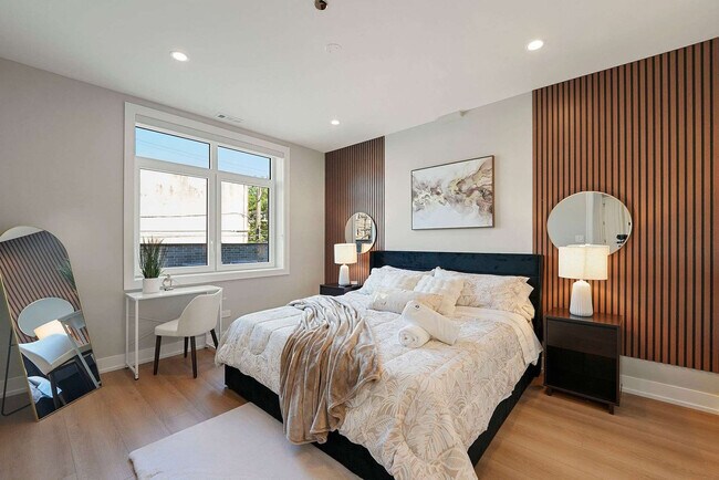 Building Photo - 2344 W Polk St