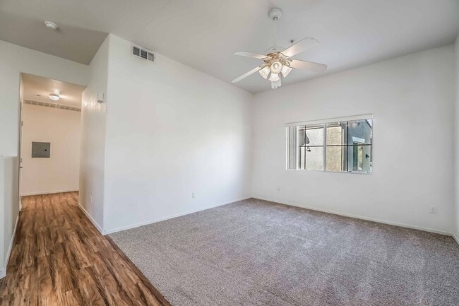 Building Photo - 3 Bedroom Open Layout Condo in Gated Commu...