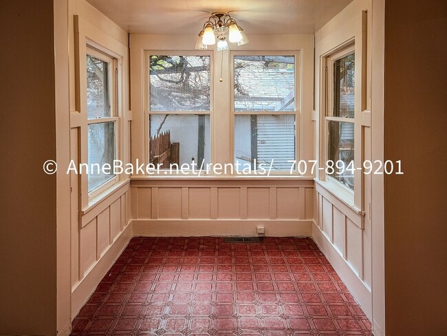 Building Photo - Close to Downtown Cloverdale