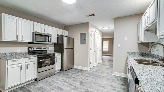 Building Photo - Fully Renovated, Under New Management, Ste...