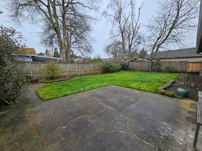 Building Photo - 3 Bedroom, 2 Bathroom in N. Coburg Rd Area