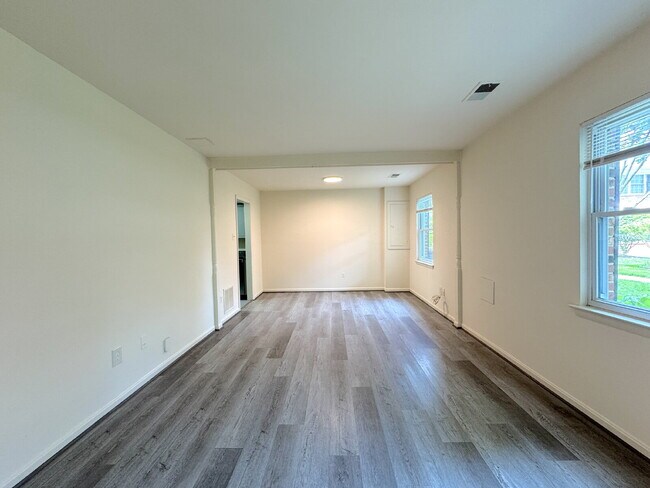 Building Photo - Comfortable Unit with Functional Layout