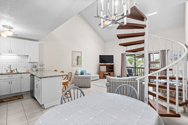 Building Photo - Long Term Furnished Top Floor Condo - 2 bed/2bath with Community Pool