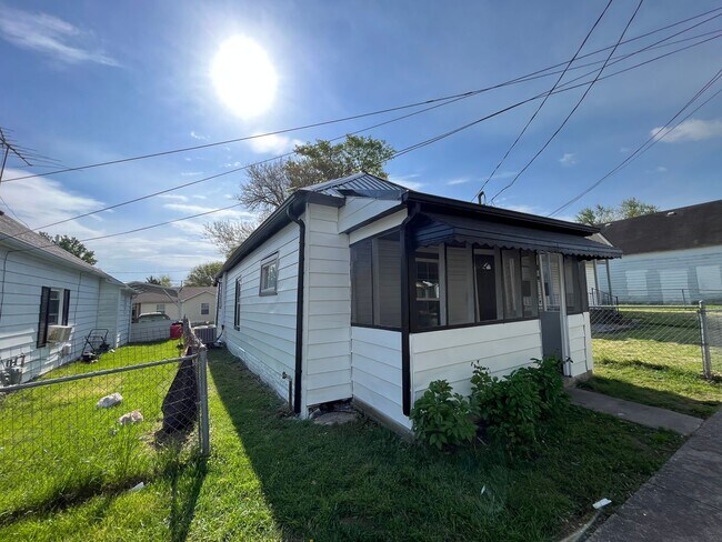 Building Photo - Quaint 2 Bedroom in Shelbyville!