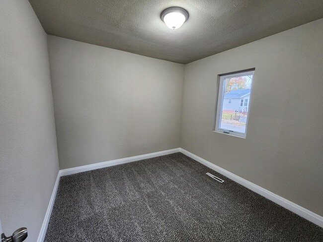 Building Photo - 2 Bedroom 1 Bathroom House