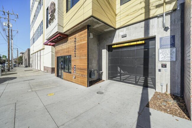 Building Photo - New Contemporary Sunny Apartment With Views